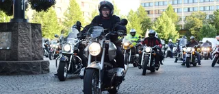 Torget fylls av motorcyklar