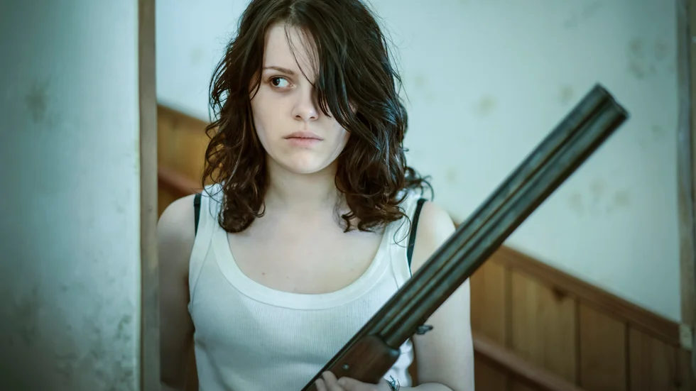 I huvudrollen. Jennifer (Fatime Azemi) blir hatad och trakasserad när hon anmäler en klasskamrat för våldtäkt, i dramat "Flocken". Foto: Tri Art Film