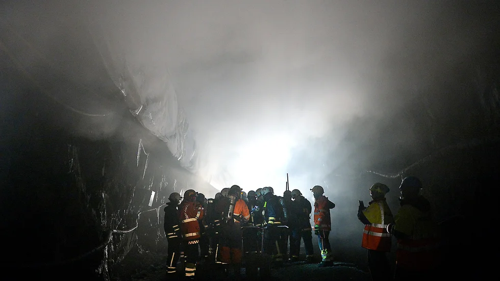 Förutsättningar …  Mörkt och rökfyllt. Så kan förutsättningarna vara vid brand eller olycka i underjordsförvaret vid Rönnskärsverken. Övningens huvudsyfte är att ge räddningstjänsten möjlighet att öva räddning under jord. Foto: Ulf Johansson.