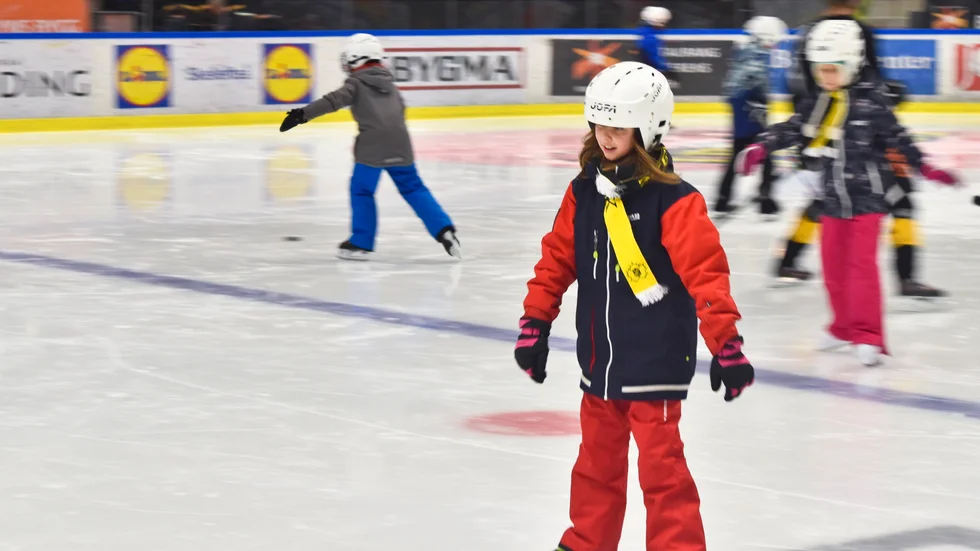 Guldstaden. Ebba Lövstedt, 9 år, susar förbi. Hennes bidrag till tävlingen var en Sverigekarta med Skellefteå utmärkt i guld. Foto: Jonas Nilsson.