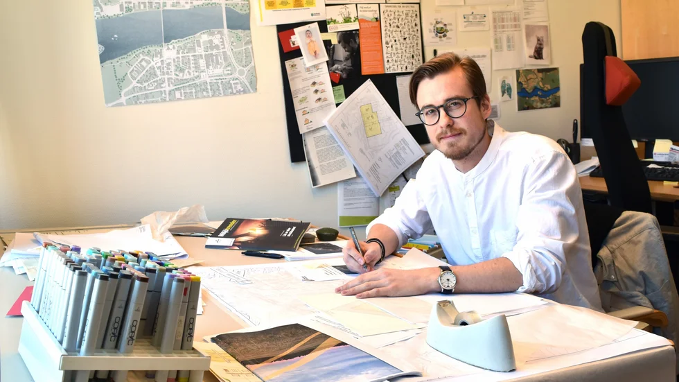 I planering. Just nu sitter detaljplanen för Burvik 7:3 uppe i kontorhuset Hjorten och folk får tycka till. Sen sammanfattar Johan Marklund åsikterna som kommit in. Foto: Linnea Hedelilja.