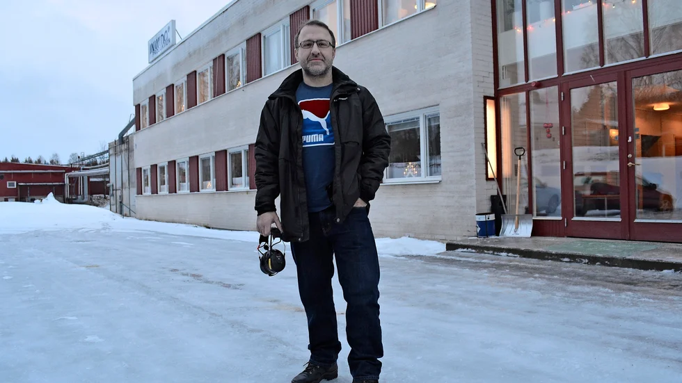 På väg hem. Göran Hjelte och hans familj har bestämt sig för att flytta, oavsett om det blir någon omstart i Bjurträsk. Foto: Lennart Enkvist.