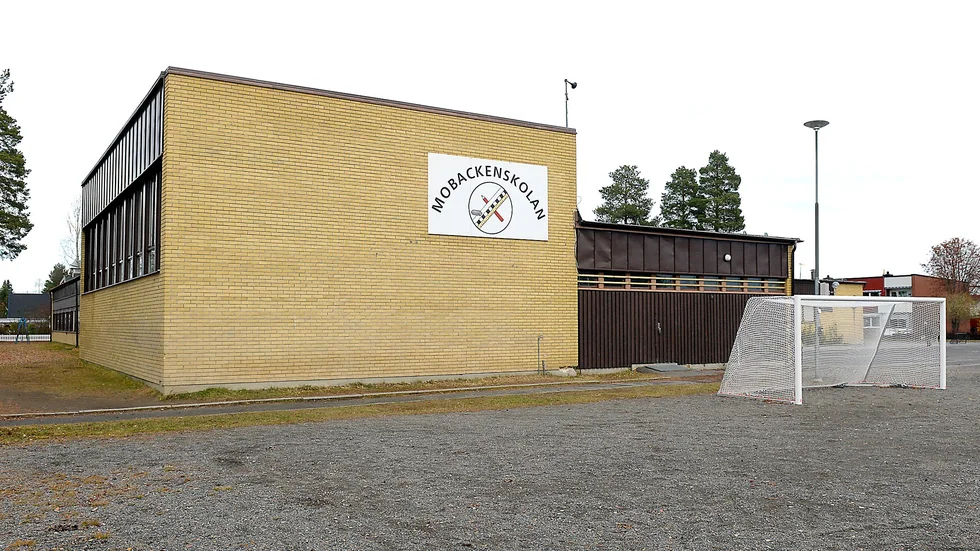 Mobackenskolan ingår i skolbeslutet. I grundförslaget föreslås den läggas ner och sedan rivas.