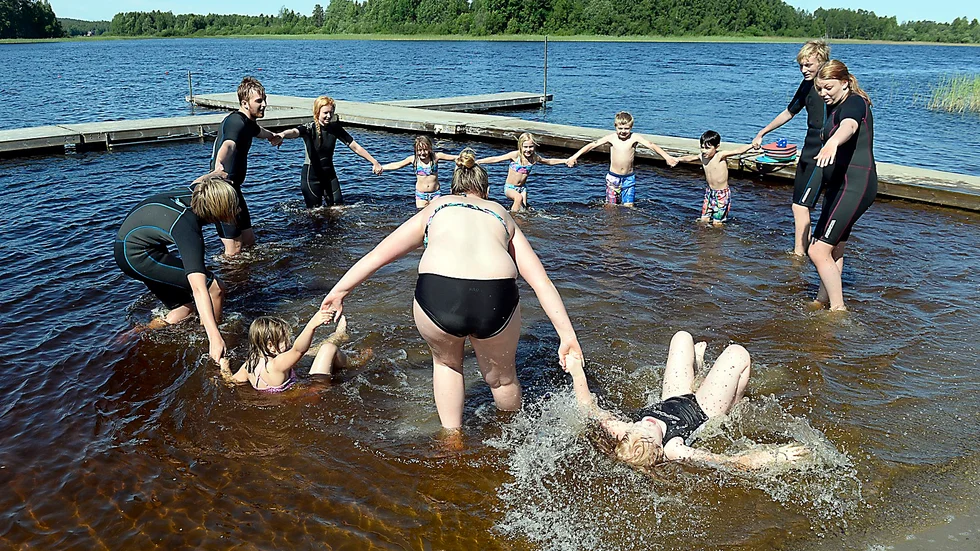 Hopp och lek. ”Prästens lilla kråka” slutade med att en och annan ramlade i vattnet. Foto: Roine Sandlén.