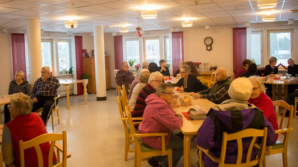 Frågestund, lägenhetsvisning och julfika. Bra uppslutning när Solbacken höll öppet hus. ”En del bor här eller i området, en del är intresserade av att flytta hit och passar på att kolla hur det ser ut”, säger socialchef Ann-Sofi Levander.