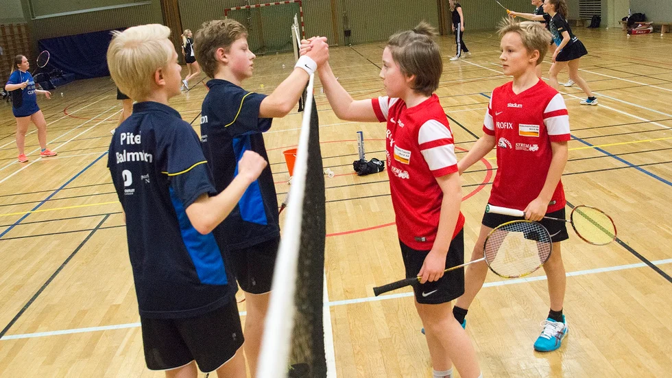 Bra match. Skellefteås Leo Albertsson och Morgan Burman (rött), besegrade Piteås Emil Olofsson och Tim Nilzon i U15-dubbel. Foto: Foto: GÖRAN WESTERLUND.