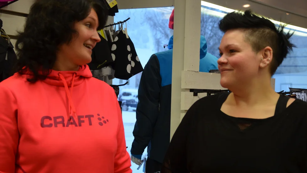 Glada tjejer. Birgitta Lundgren och Marika Lindahl. Foto: Britta Stenberg.