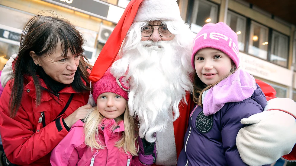 Tomtigt. Lions-tomten sålde som vanligt julklappar till välgörenhet. Här med Ingrid Lundström, Tilly Nordin, 5 år, och Thea Nordin, 7 år. Foto: Leif Andersson.