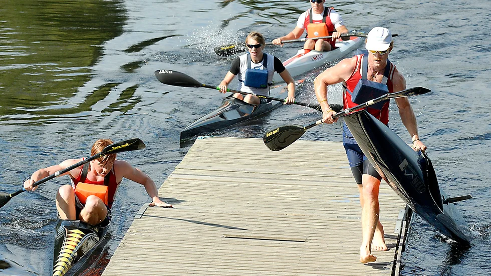 Över dammen. Efter halva loppet tvingades deltagarna ur kanoten när dammen i Bergsbyn skulle passeras. Foto: Ulf Johansson.
