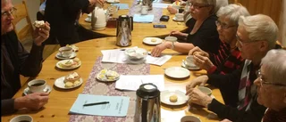 Fika och förhandlingar på årsmöte i Jörn
