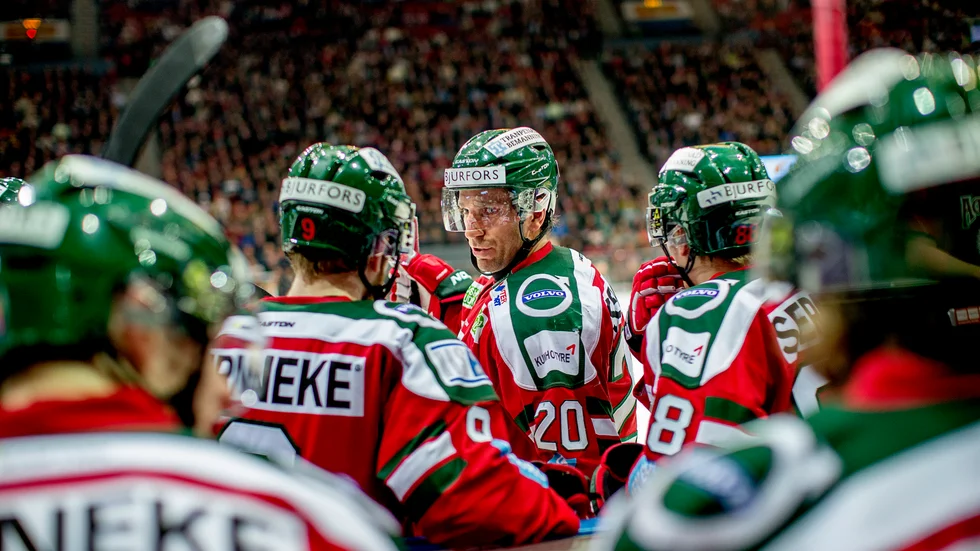 Bortastöd. Ett rejält bortafölje har chartrat ett plan för att följa Joel Lundqvist och hans Frölunda i toppmötet mot Skellefteå. Foto: Adam Ihse/TT.