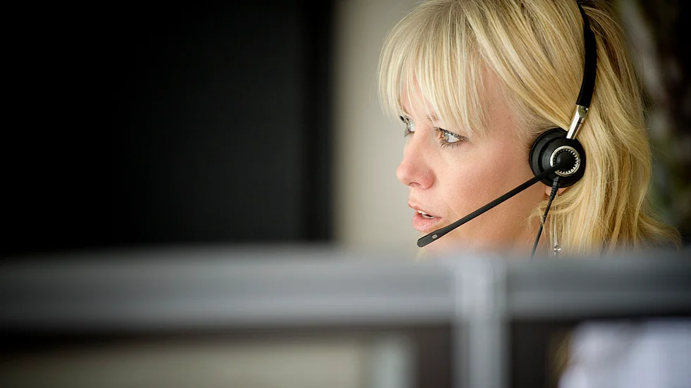 Lyssnar. ”Allt är inte svart eller vitt”, säger Ann-Charlotte Sjöström och menar att svårigheten är att få fram alla nyanser i ett telefonsamtal. Foto: Lars Eriksson.