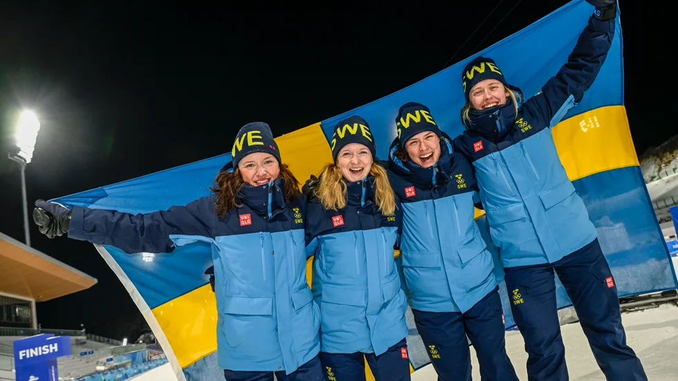 Linn Persson, Mona Brorsson, Hanna Öberg och Elvira Öberg jublar efter guldet.