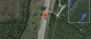 Personbil stillastående på E4 - helt stopp i ett körfält