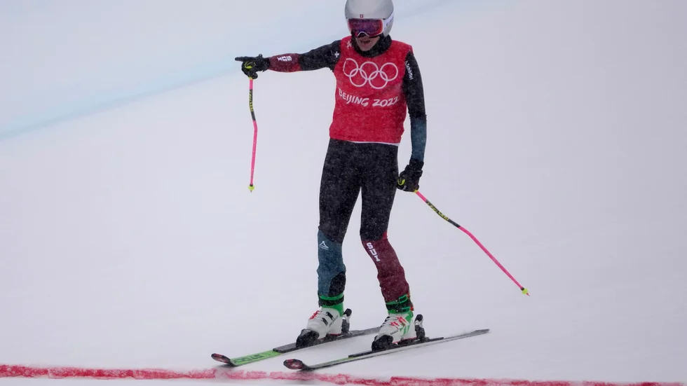 Fanny Smith passerar mållinjen på bronsplats i skicrossfinalen.