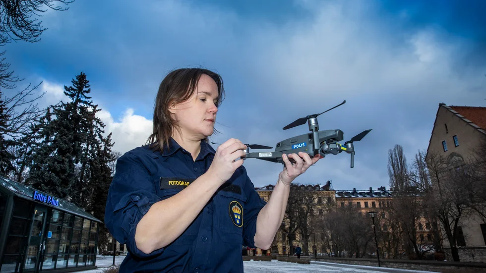 Sarah Oja visar upp sin drönare, ett ovärderligt arbetsredskap vars bilder ofta förekommer i större mordutredningar.