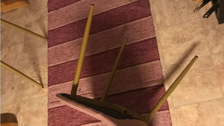 Mannen kom med stolsbenet och svingade det mot henne. "inte kul att bli träffad," enligt henne. 