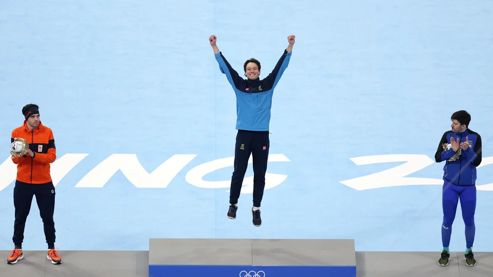 Nils van der Poel (mitten) firar sitt andra OS-guld efter att ha vunnit 10|000 meter på nytt världsrekord.