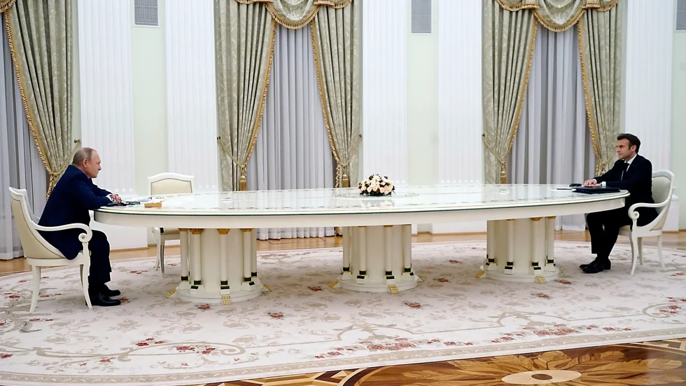 Rysslands president Vladimir Putin och Frankrikes dito Emmanuel Macron. Men huvudrollen har det komiskt gigantiska bordet fått.