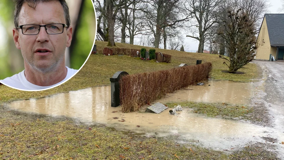 Måndagens regnande la flera gravar på Mariefreds kyrkogård under vatten. Kyrkogårdsförvaltningens arbetsledare Tommy Mattsson ser inte att situationen medför någon särskild risk för gravstenarna.