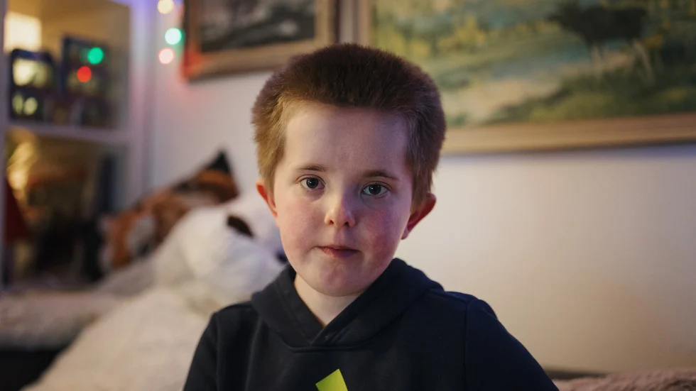 Konrad Liljas fick cancer när han var sju år. "Jag var trött och mådde ofta illa", säger Konrad om tiden på sjukhuset. I dag är han tio år och mår bra.