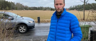 Dödsolycka, buss i diket och nedkörda stolpar – David bor vid olycksvägen • ”Orimligt”