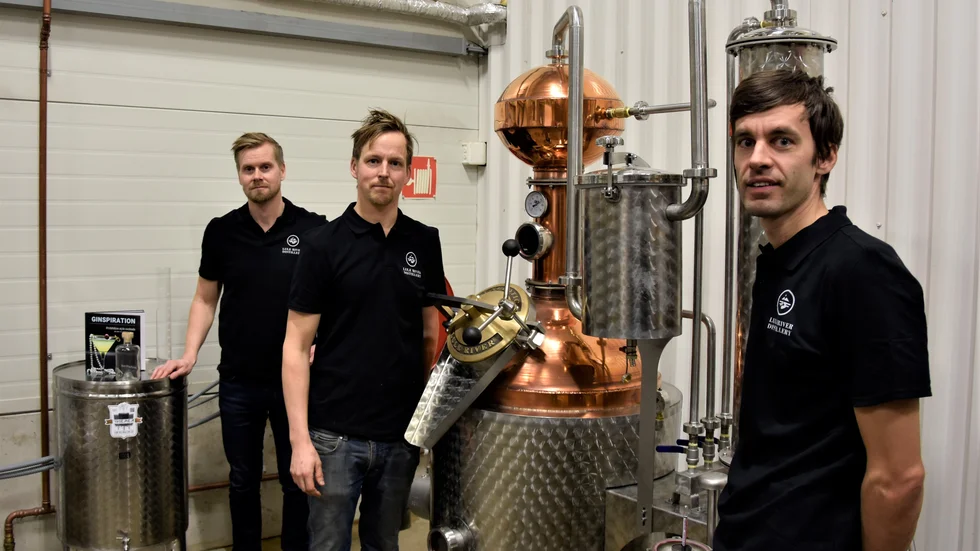 Peter Olsson, Jesper Töyrä och Johan Lugnet har lagt många timmar på att lära sig hantverket att göra gin. Om några månader räknar de med att deras Lule dry gin kommer finnas till försäljning på Systembolaget.