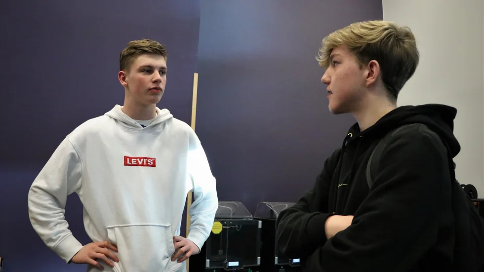Coronaviruset spred sig i Sverige när Lukas Tosting och Arvid Eklund gick i nian på högstadiet. Nu går de sitt andra år på Curt Nicolingymnasiet. 
