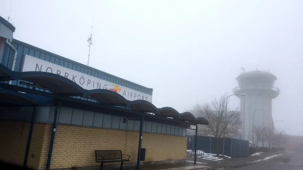 Flygplatsen stängdes på grund av dimma.