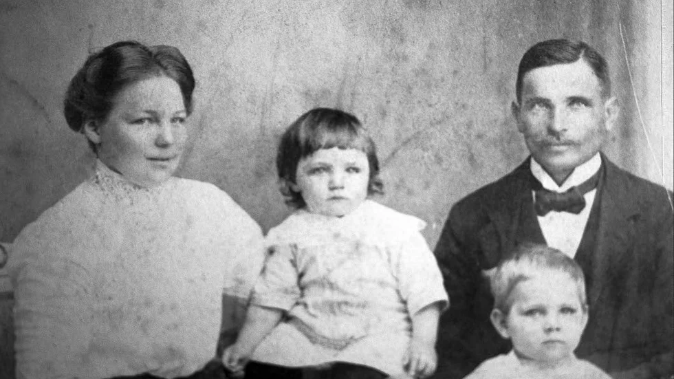 Gerda, Arvid och deras två barn innan Arvid omkom. Bilden finns med på utställningen i Edgars hus.