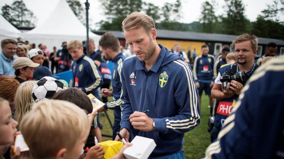 Ola Toivonen skriver autografer till många fans, som följde träningen på Örebäcksvallen.