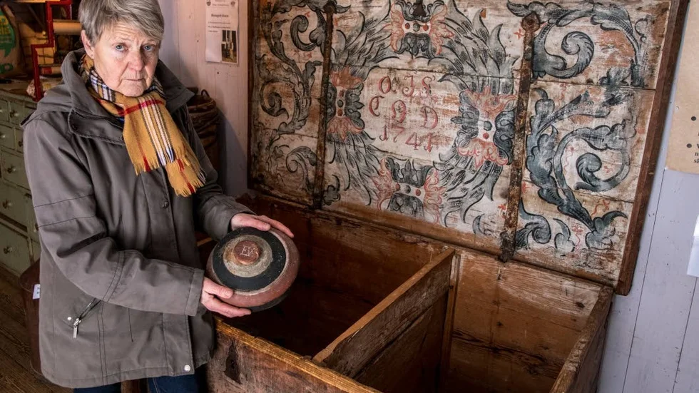 Museiföremål. Den fina låren och den burk med lock Marianne Persson vid Risinge hembygdsförening håller upp, har nu förts till Östergötlands musuem för att ingå i en utställning.