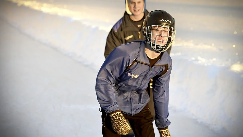 Anton Svedlund och Theodor Mäkitalo är flitiga besökare vid den nya rundbanan vid idrottsplatsen i Boliden. Två kan skrilla i bredd och nästan 400 meter lång är banan som blivit poppis även bland äldre motionärer. Foto: Leif Andersson