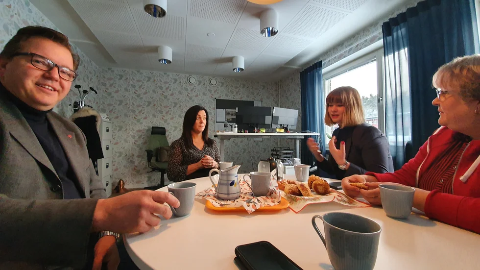 Kommunens oppositionsråd Magnus Johansson (S) och riksdagsledamoten Sofia Amloh (S) besökte under fredagen Häradsgården. Där berättade enhetschefen Evelyn Blomstrand och Kommunal Sörmlands ordförande Petra Lindqvist om arbetet med att främja heltidsanställningar bland personalen. 