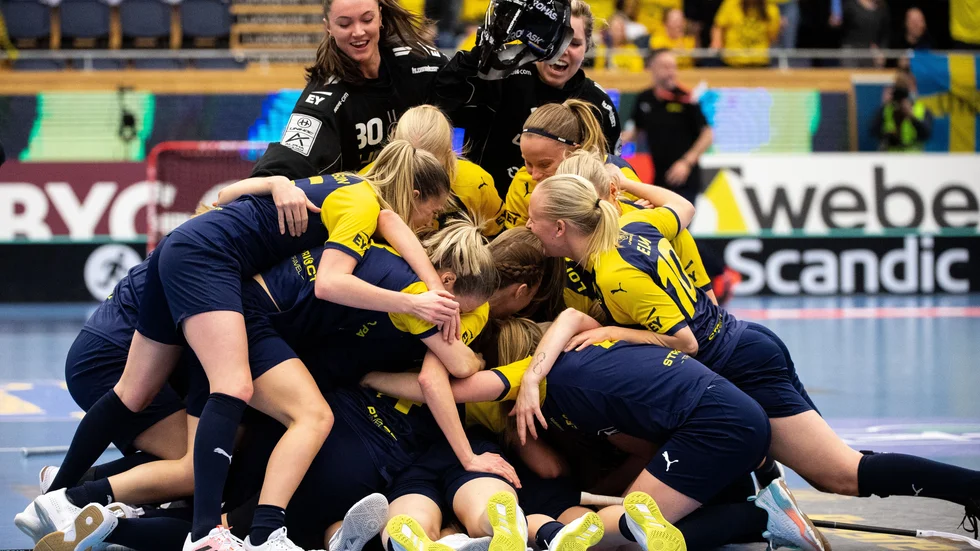 Glädjescener efter att Sverige säkrat VM-guldet på hemmaplan.