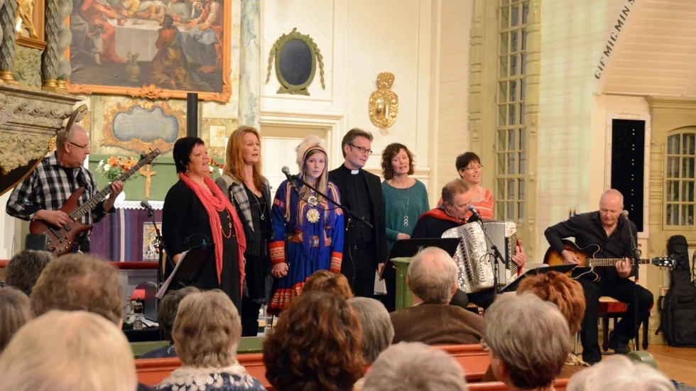 Arjeplogs nionde filmfestival avslutades med ”Vem kan segla förutan vind” med Robert Hällgren, Ingrid Pavval, Maria Lundqvist, Stina Pavval, Niklas Westling, Maria Samuelsson, Bert-Ove Lundqvist, Ulrika Lundmark och Gunnar Hällgren. Foto: Bertil Sundkvist