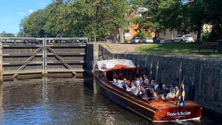 Hammarö Sjötrafik har beslutat att satsa på en båtlinje Linköping, trots det uteblivna kommunala bidraget.