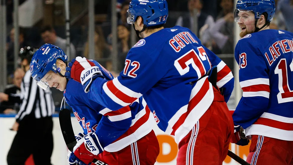 Piteåsonen Nils Lundkvist grattas av lagkamraterna i New York Rangers efter hans allra första NHL-mål.