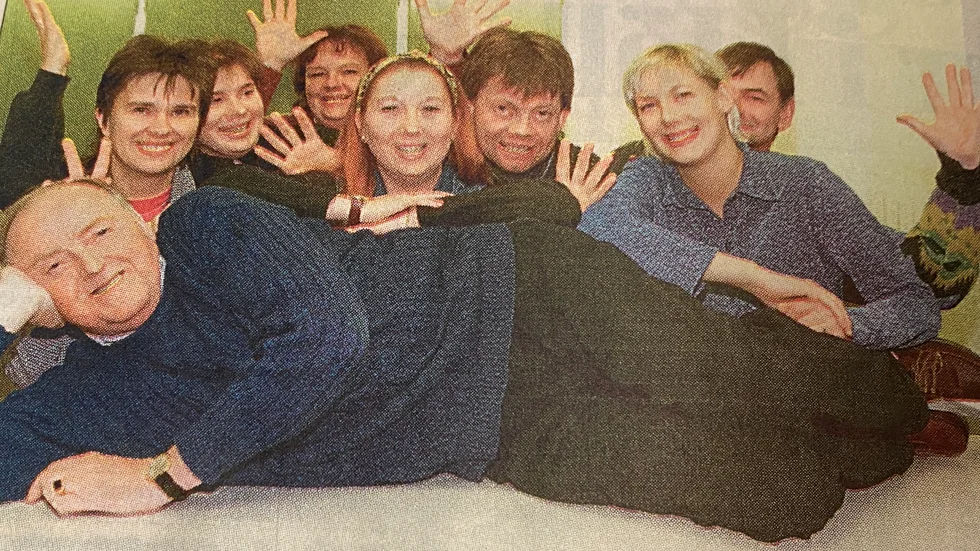Revygeneralen Rolf Edström omgiven av sketchgänget. Från vänster: Kristina Enterlid, Maria Johansson, Yvonne Cronvall, Lena Andersson, Arne Eklöf, Cecilia Ronach och Åke Pettersson. 