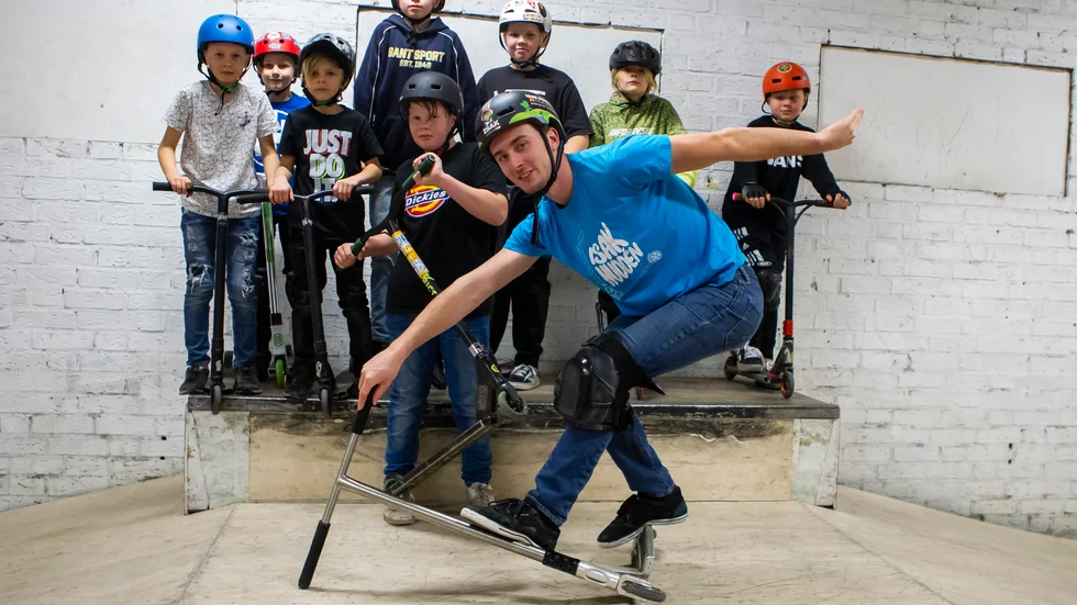 Isak Huddén hoppas att fler ska upptäcka att kickbike är en sport och inte bara ett transportmedel. När han i helgen gästade Motala skatehall så lärde han ut några av alla de trick han kan till Motalas unga kickåkare. 