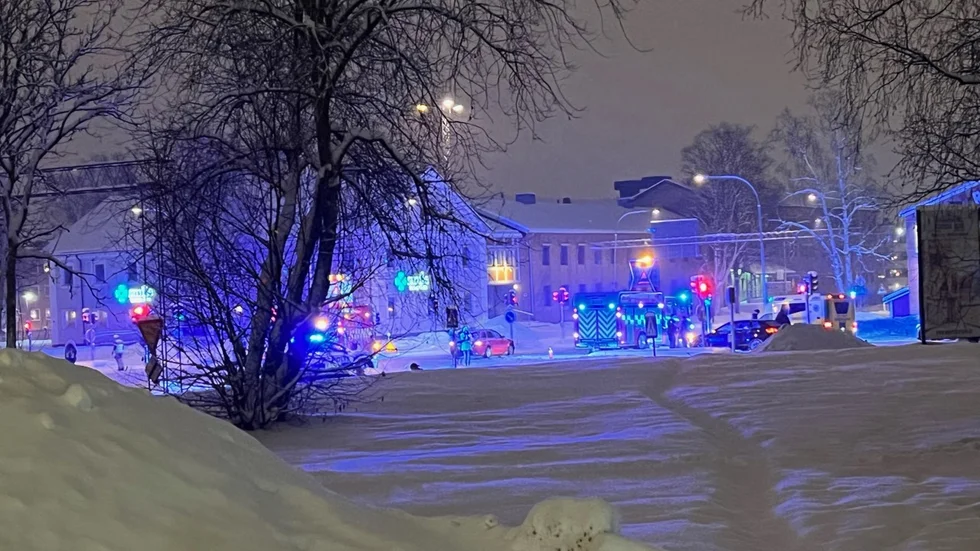 Två personbilar har krockat i en korsning.