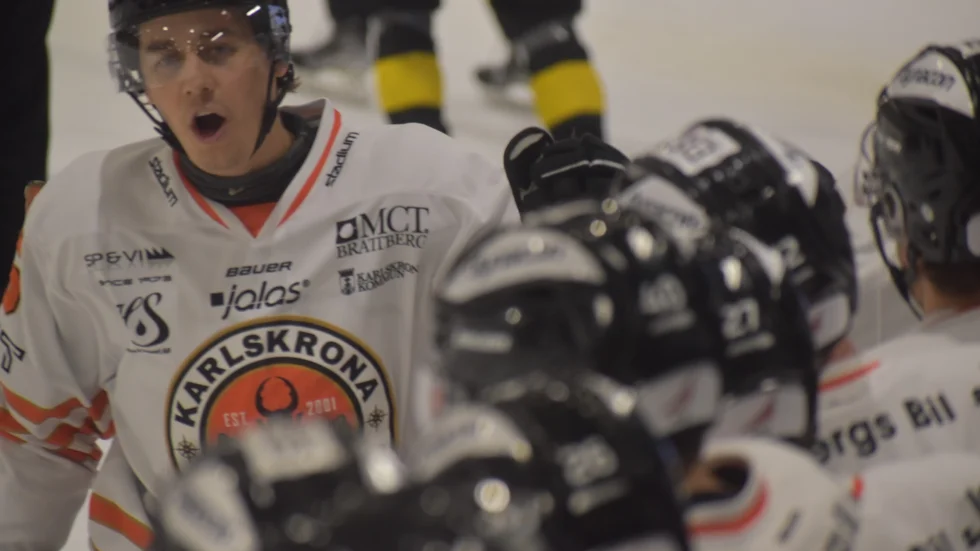 Erik Santesson angav tonen för Karlskrona då han satte lagets båda mål i den första perioden. 