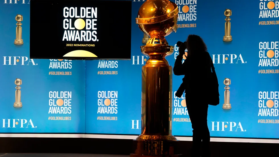 En fotograf tar en bild på Golden Globe-statyetten i samband att nomineringarna presenterades i december.