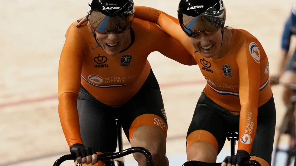 Kirsten Wild, till vänster och Amy Pieters, till höger, blev världsmästare för tredje gången på raken i oktober 2021. Arkivbild.