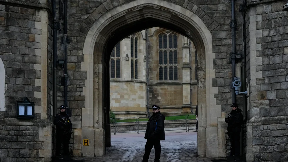 En man har lyckats bryta sig in på slottsområdet vid Windsor Castle.
