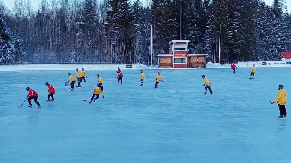 På annandag jul blev det spontanbandymatch på den nyspolade naturisen på Bruksvallen i Söderfors.