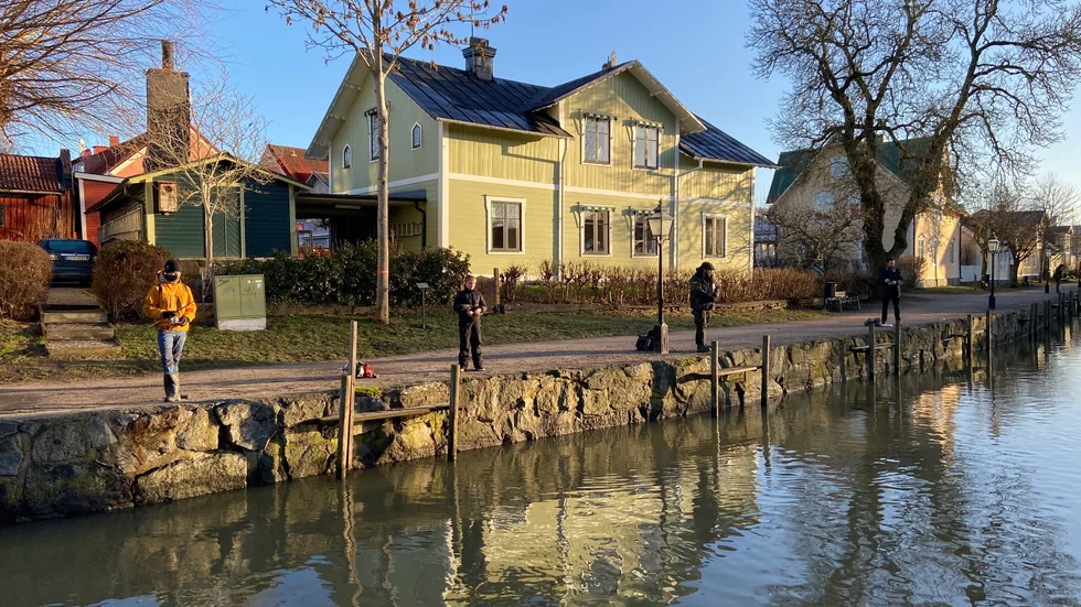 Trosa amatörfiskeklubbs vice ordförande, Jonas Pettersson, förklarar varför kvoterna skärps och priserna höjs för fisket i Trosaån.    