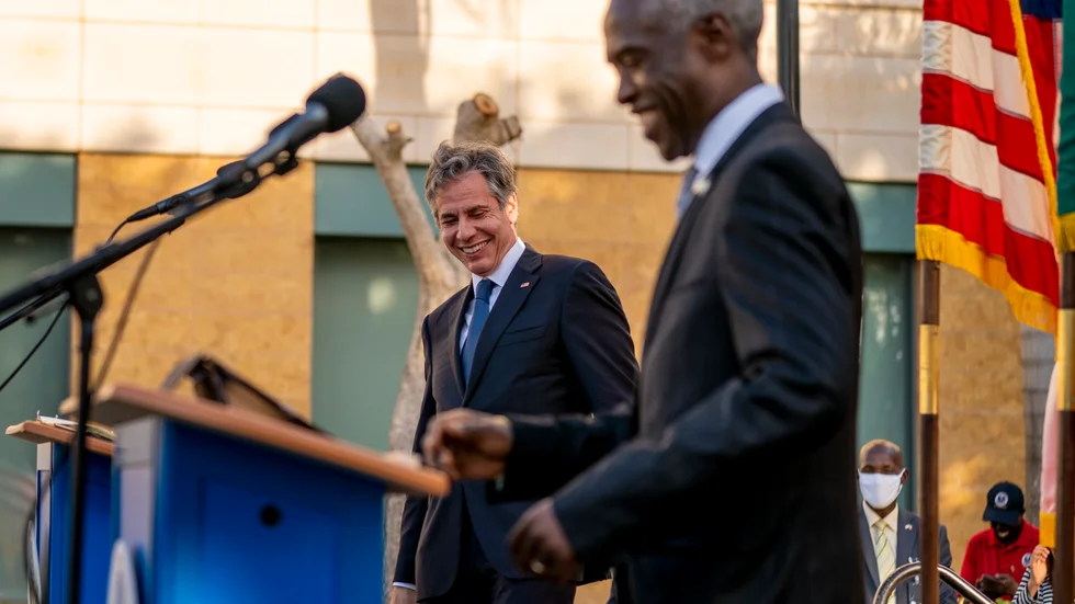 Utrikesminister Antony Blinken introduceras till musik och dans av USA:s ambassadör i Senegal, Tulinabo Mushingi, vid ett besök i Dakar i november. Arkivbild.