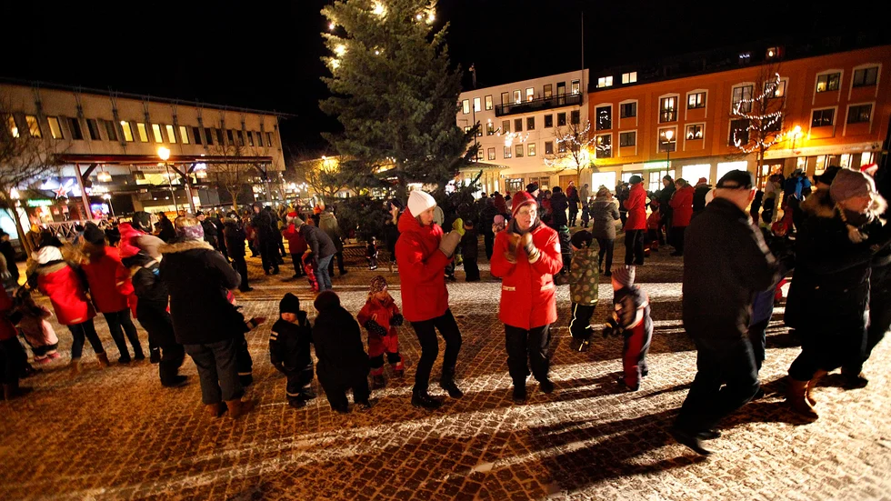 Folkdansgillets julgransplundring på Stora torget ställs in för andra året på grund av corona. Den brukar vara välbesökt, så här såg det ut 2012.