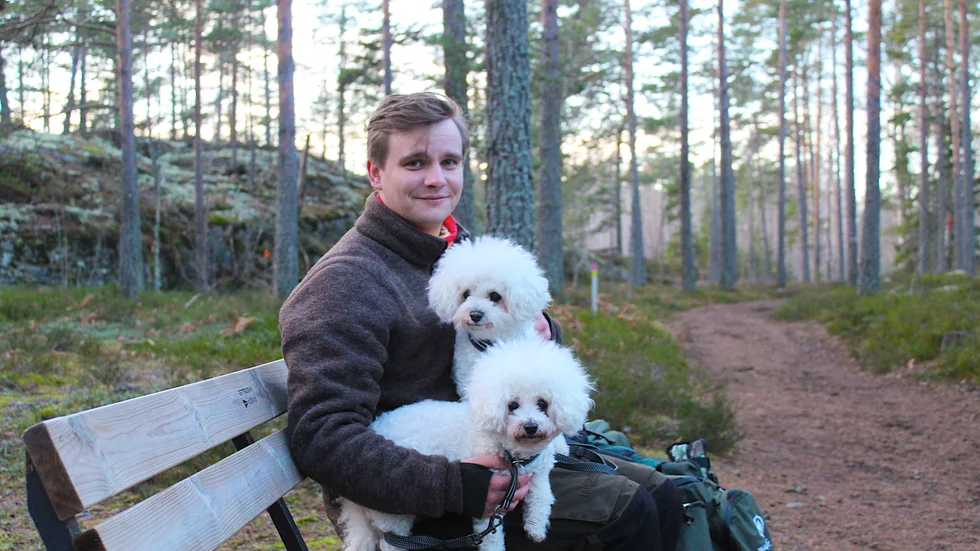 Marcus Fridlund (S) har varit politiskt aktiv i över 10 år, och har nu mer erfarenhet än vissa som är äldre än honom. Som 18-åring ville han inte sitta på sidan av de politiska besluten – han ville vara aktiv i beslutens utformning. Idag jobbar han mycket och gärna, sitter helst inte still, och får han en stund över spenderas den i skogen: ”Det är mitt sätt att ladda batterierna”. 